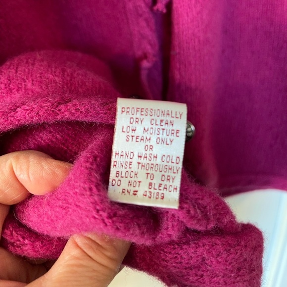 Vintage Magenta Shetland Wool Cardigan with Decorative Clasps - Picture 5 of 6